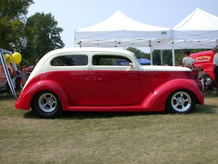 1937 Ford Sedan
